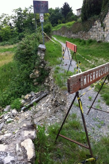 Mozzo, Via Bagnada: crolla il muro « Mozzo News