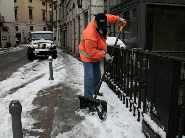 Sgombero neve e ghiaccio dai marciapiedi - ::: Rete Civica del Comune di Mozzo :::