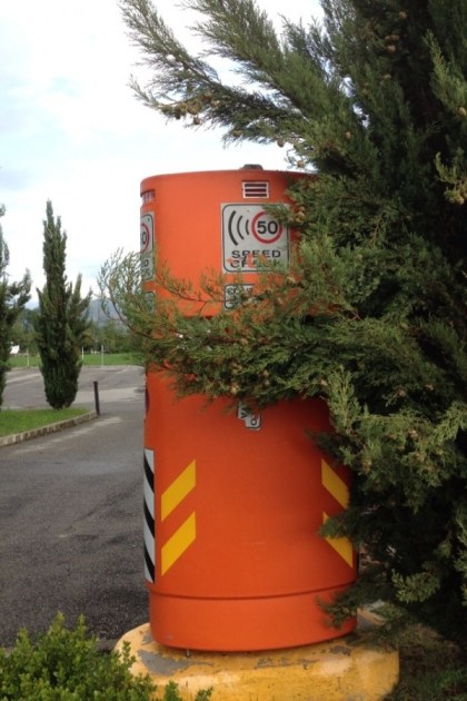 Valbrembo: la foto curiosa di uno Speed Check nascosto….. « Valbrembo News