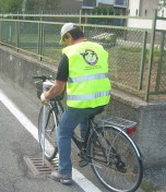 Foto Bergamo, acchiappazanzare in bici come i Ghostbusters - 1 di 7 - Milano - Repubblica.it